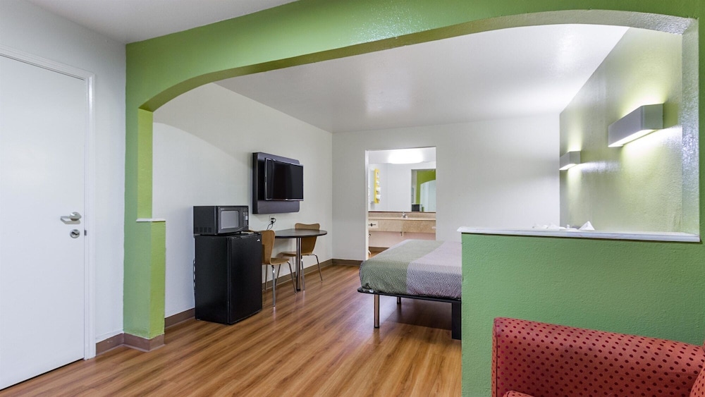 Motel6 San Marcos, TX - North 33/45