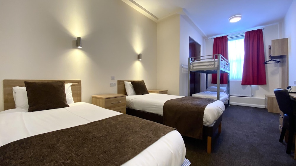 Russ Hill Hotel Gatwick 17/62