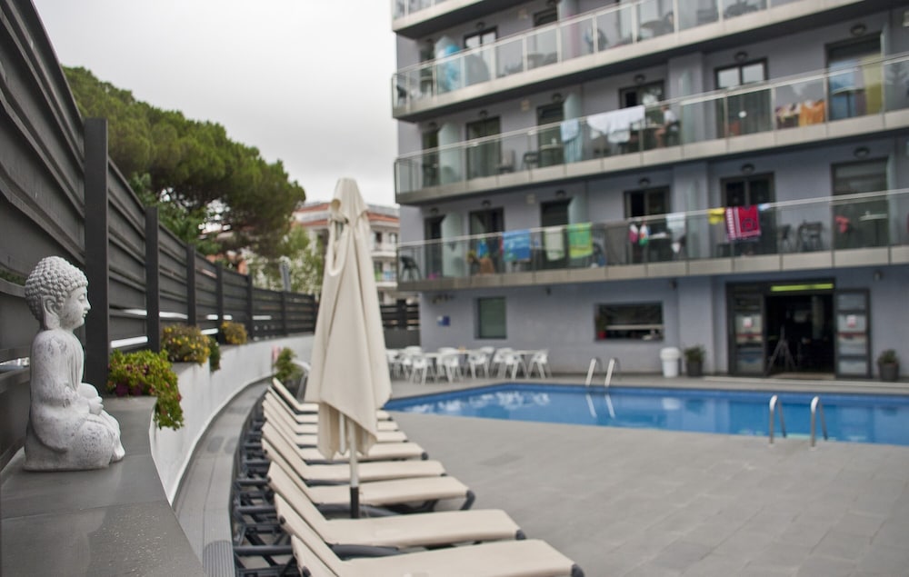 Summer Hotel 10/33