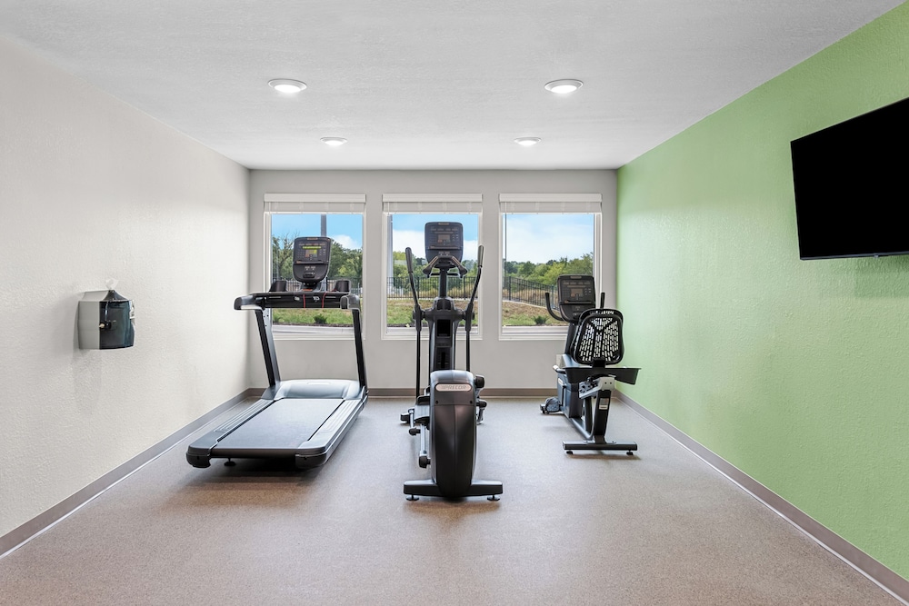 Woodspring Suites Kansas City Airport 18/28