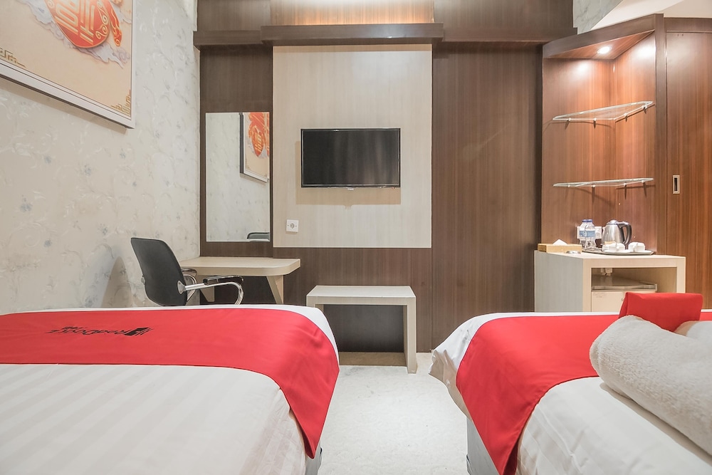 RedDoorz Premium near Grand Batam Mall 38/50