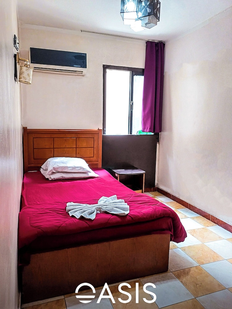Oasis Hotel 8/50