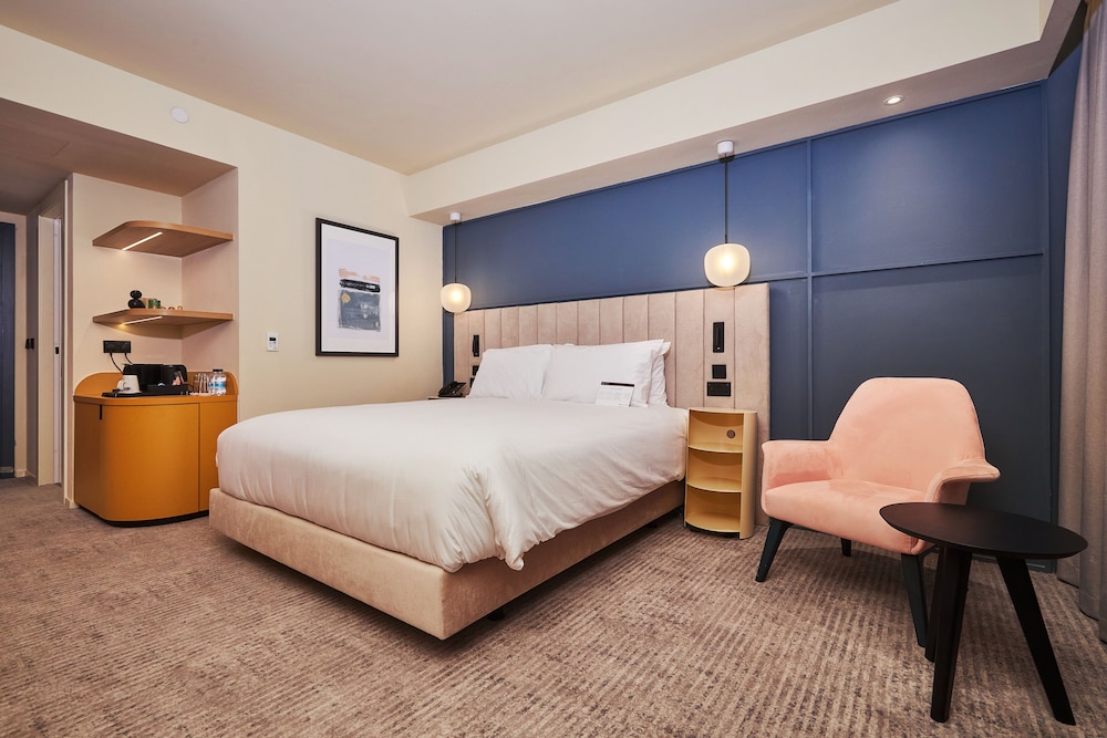 غرفة قياسية بسرير كينج بإطلالة على المدينة بشرفة، voco Malta by IHG 6/10