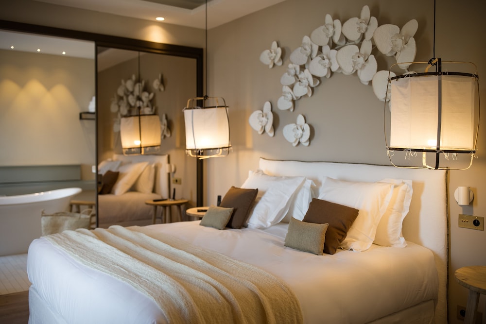 DELUXE, DOUBLE BED