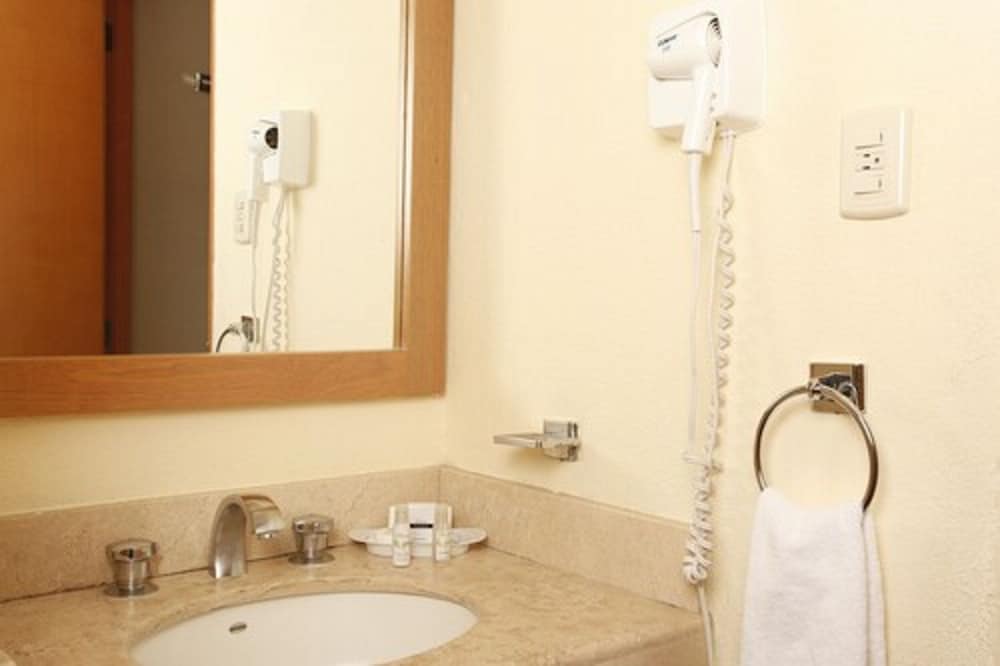 La Posada Hotel &amp; Suites 66/68