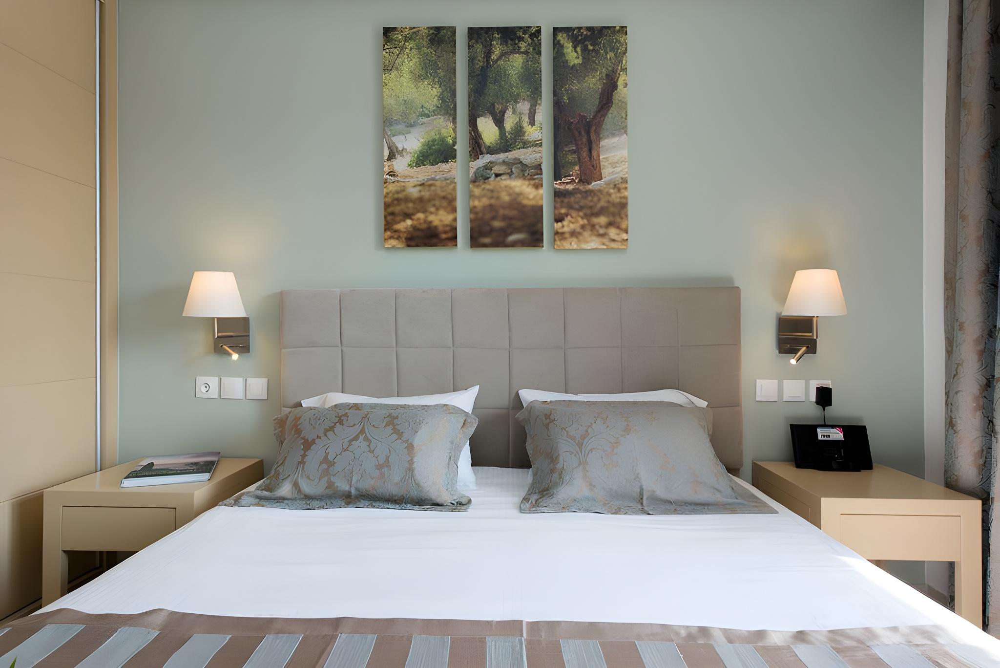 Deluxe, Double Bed, Lateral Side Sea View