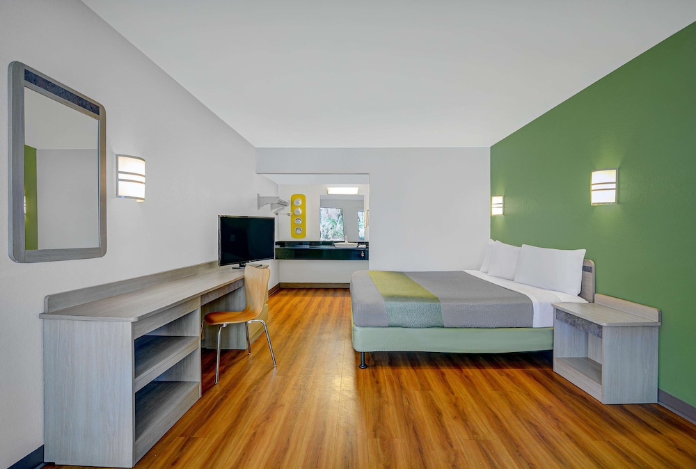 Motel6 Tallahassee, FL - Downtown 32/59