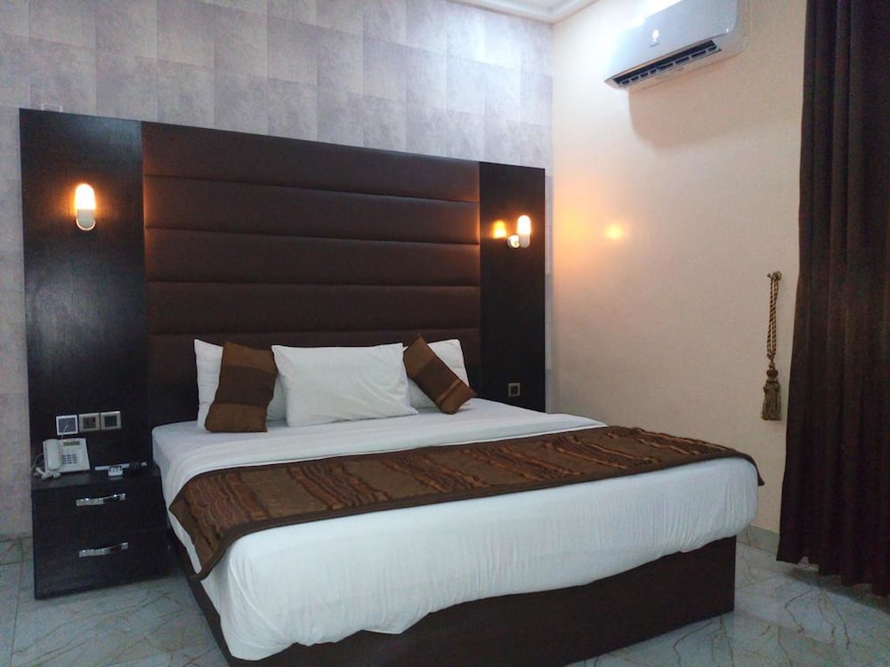 DELUXE, QUEEN BED