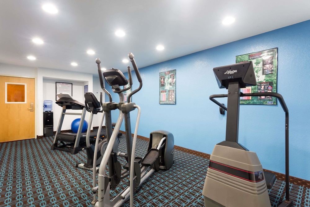 Days Inn Suites By Wyndham Bloomington Normal Il 26/45