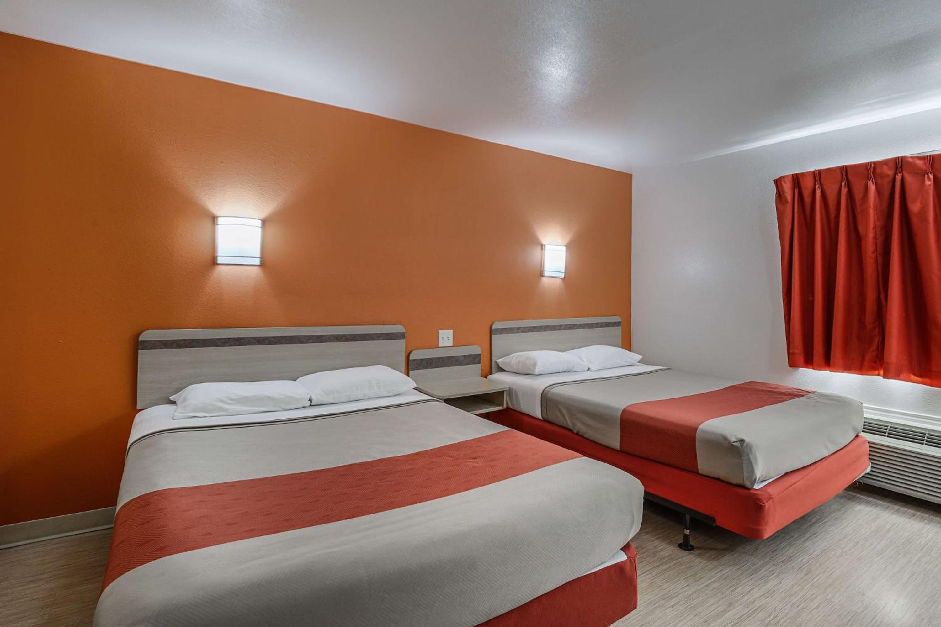 2 Queen Beds - Non-Smoking, Motel6 Pasadena, TX 2/10