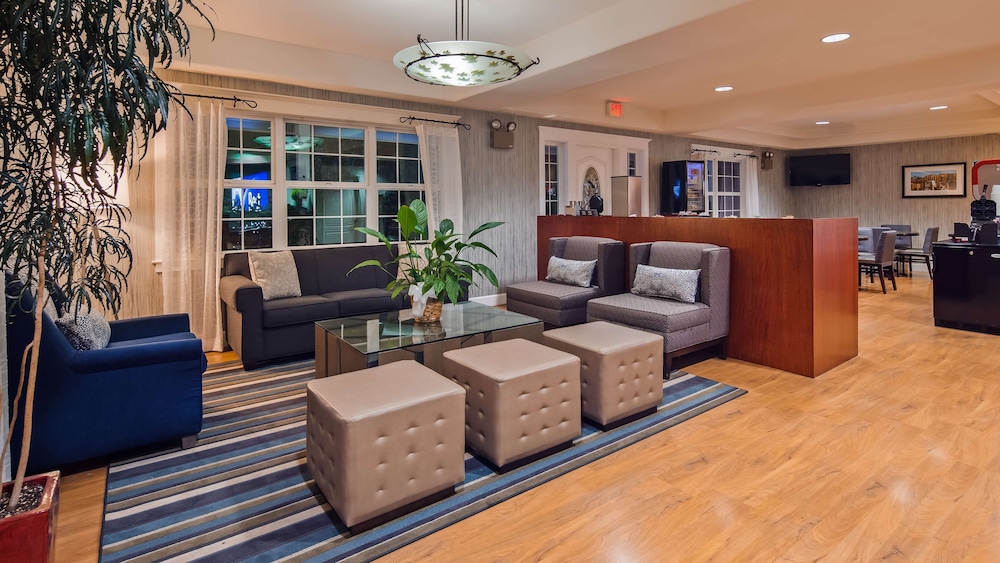Best Western Cedar Inn & Suites 27/36