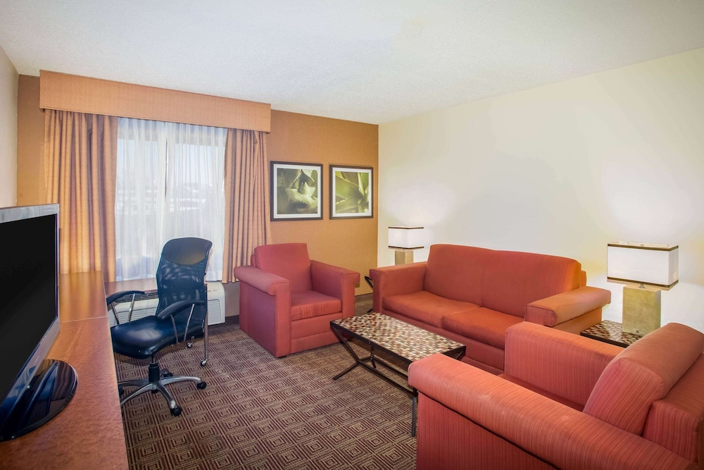 Baymont by Wyndham Columbia, MO 16/23