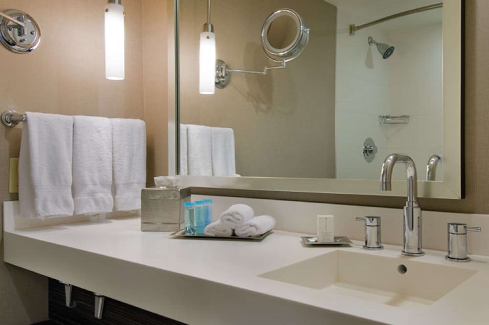 Hilton Toronto Airport Hotel & Suites 9/79