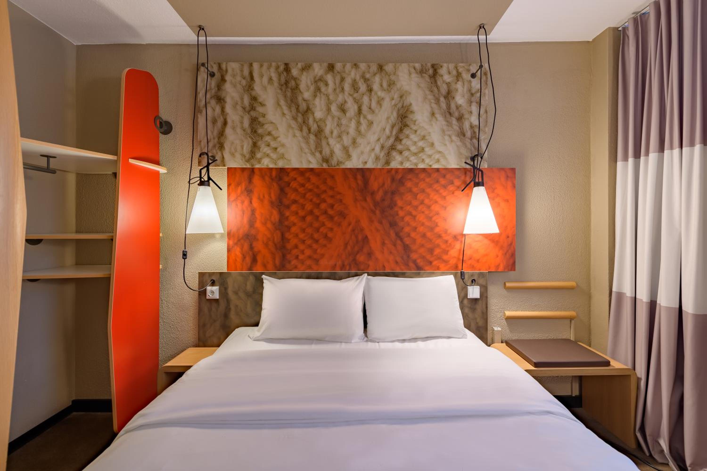 غرفة بسرير كينج