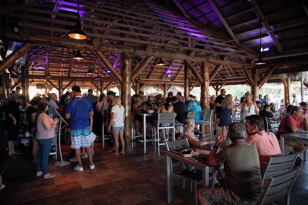 Cape Crossing Resort & Marina 58/68