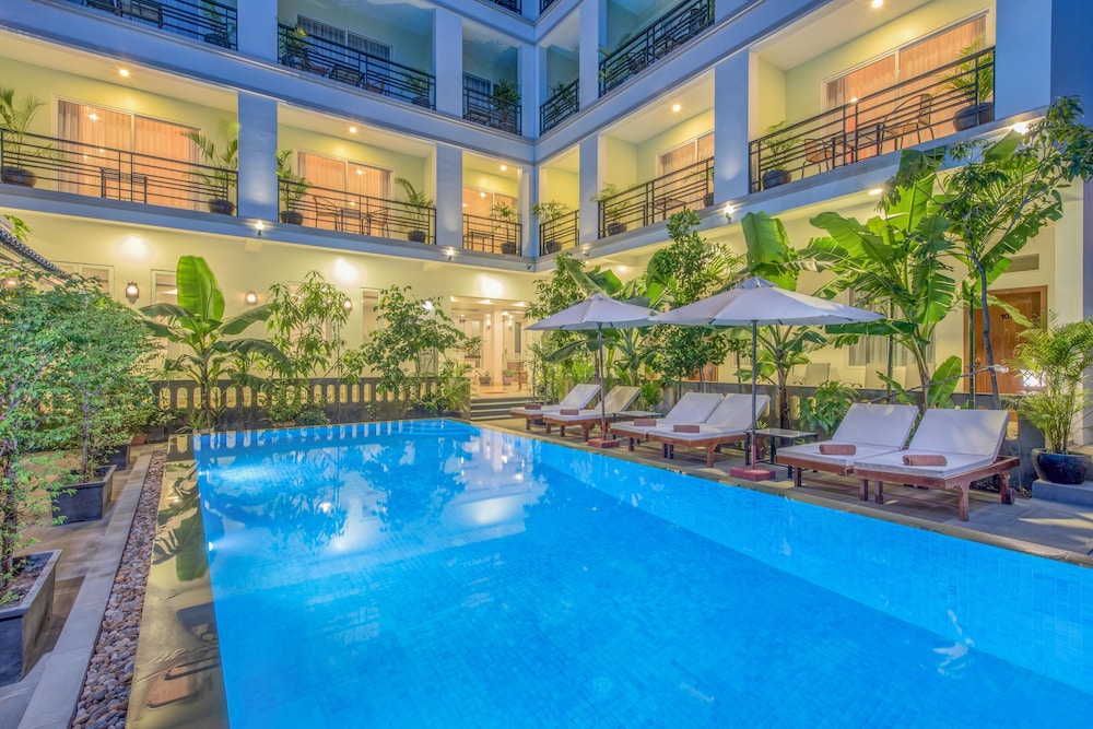 Golden Citadel Hotel 30/32