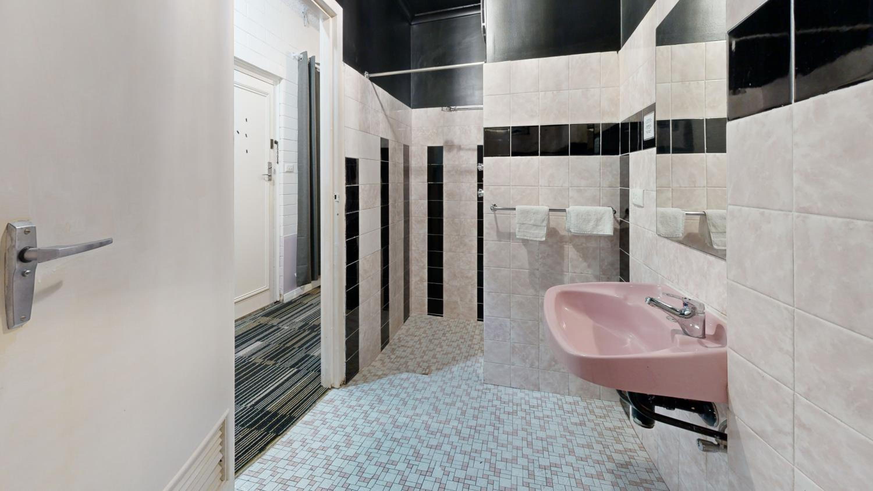 Adelaide Motel Backpackers 23/24