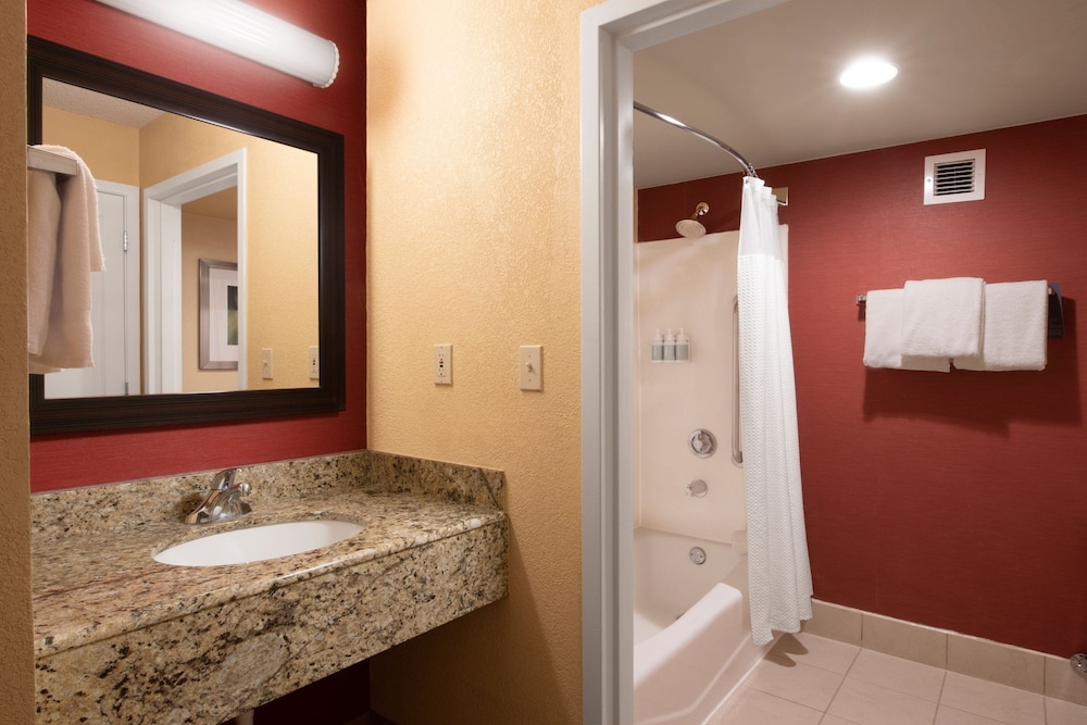 غرفة بسرير كينج بشرفة مع أريكة، Courtyard By Marriott Plano Legacy Park 5/6