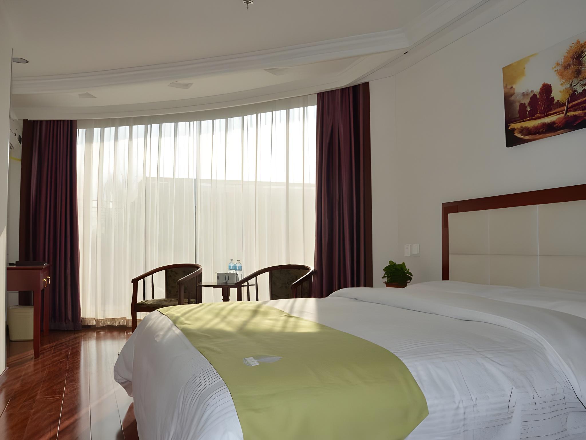 SUPERIOR, QUEEN BED