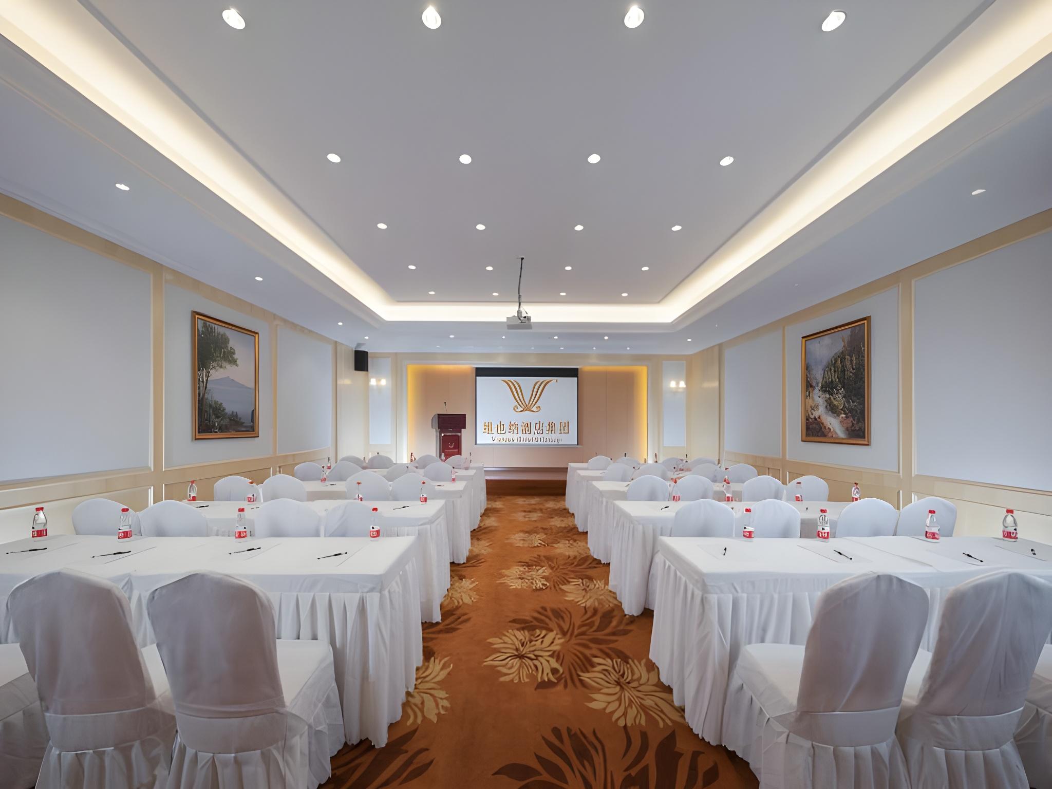 Vienna Hotel (Lingshui Center) 43/47