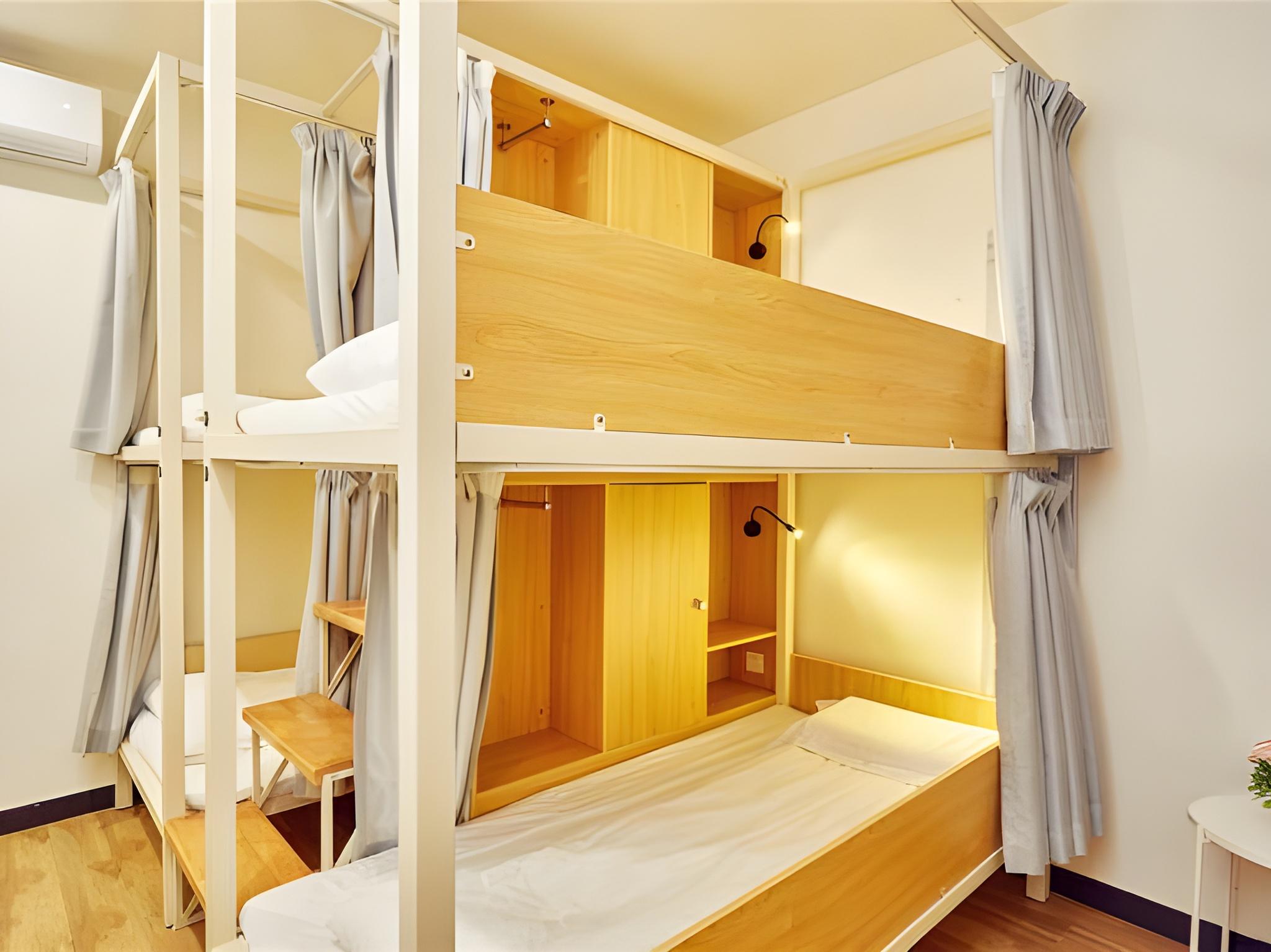 Standard, 2 Bunk Beds, No Window