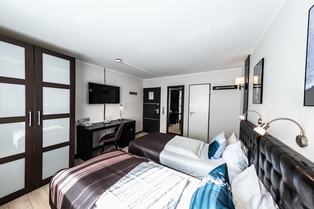 ROOM, TWIN BEDS