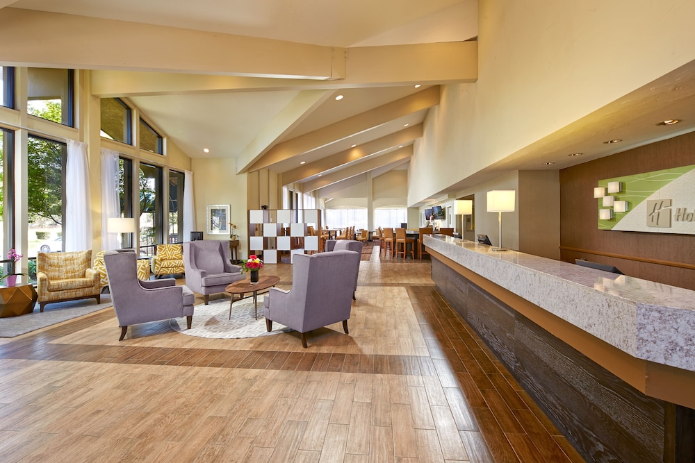 Holiday Inn Hotel And Suites 8/66