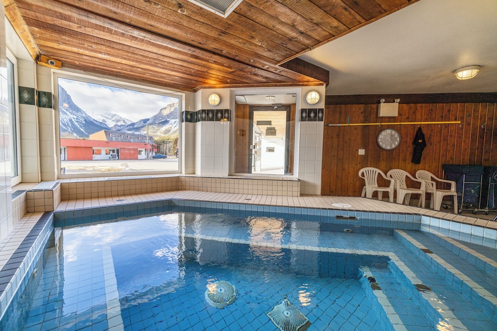 Canmore Rocky Mountain Ski Lodge 88/118