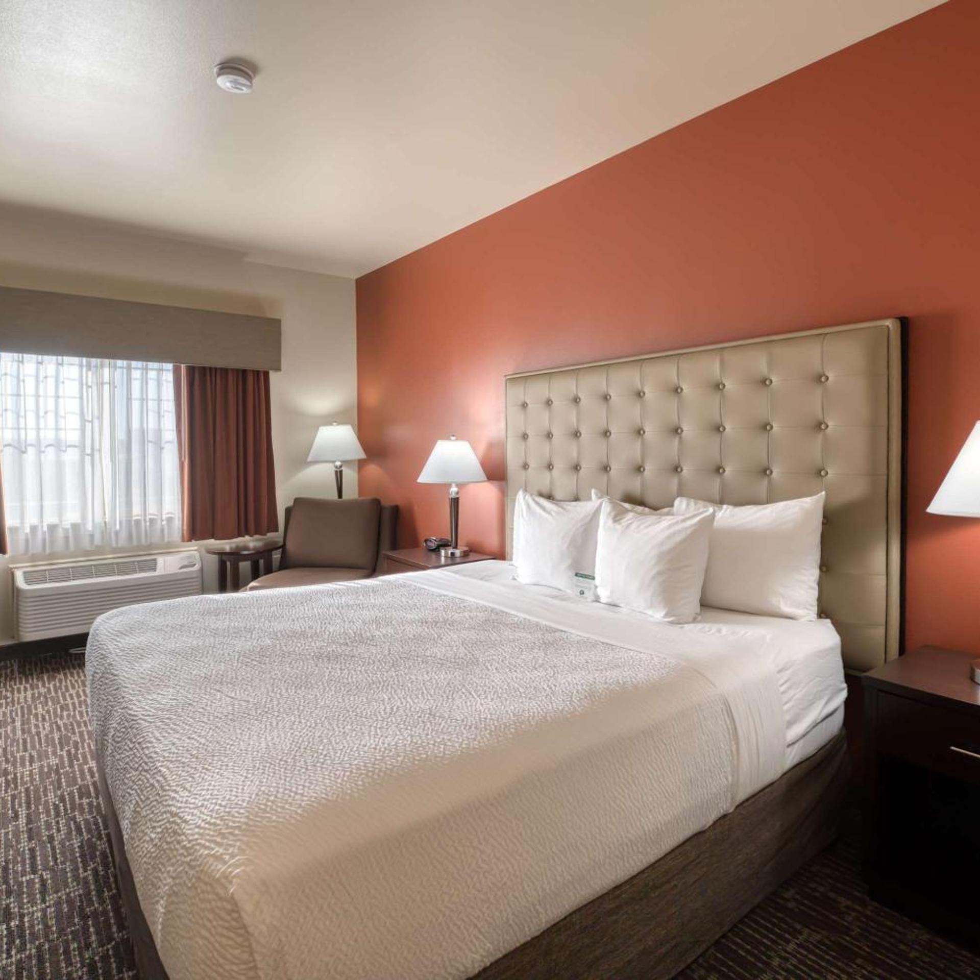 غرفة بسرير كوين بحوض استحمام لذوي الإعاقة، Best Western Northwest Lodge 2/10