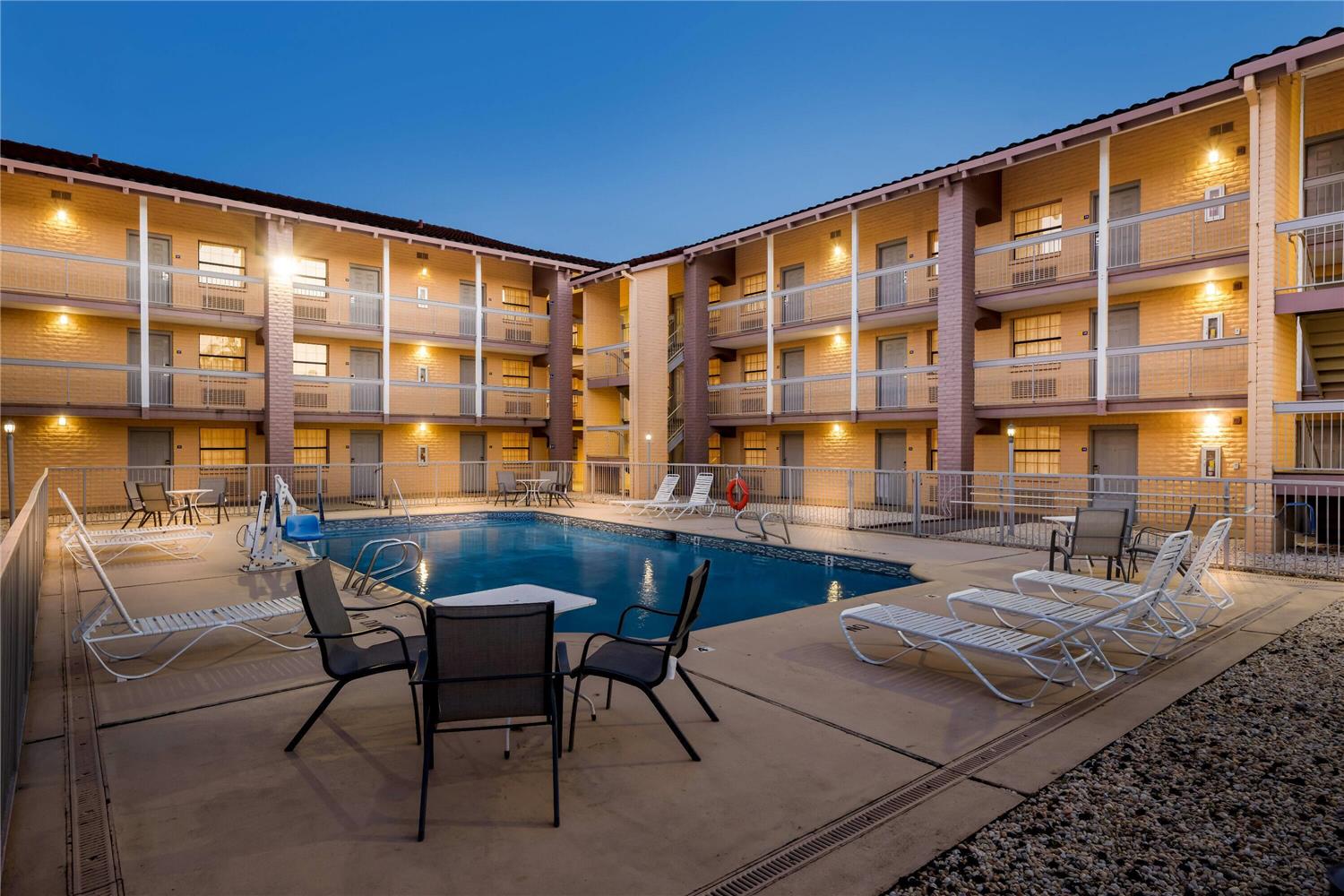 Days Inn By Wyndham Birmingham/West 21/32