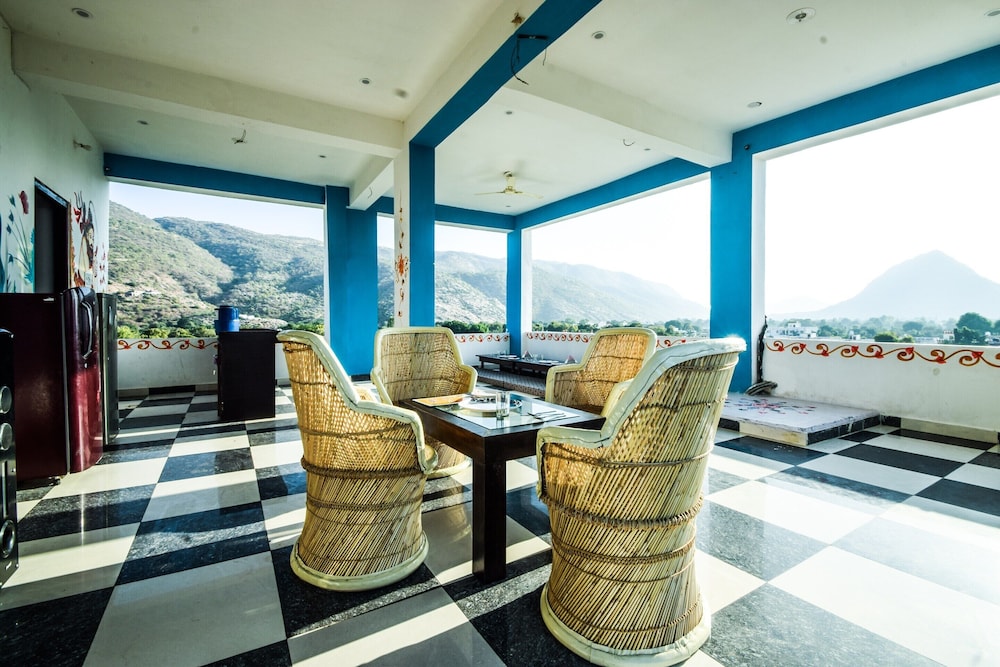 Oyo 10682 Hotel Blue Lotus 16/17