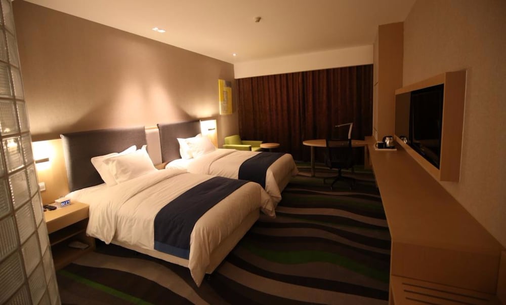 HOLIDAY INN EXPRESS JINAN HIGH-TECH ZONE 26/56
