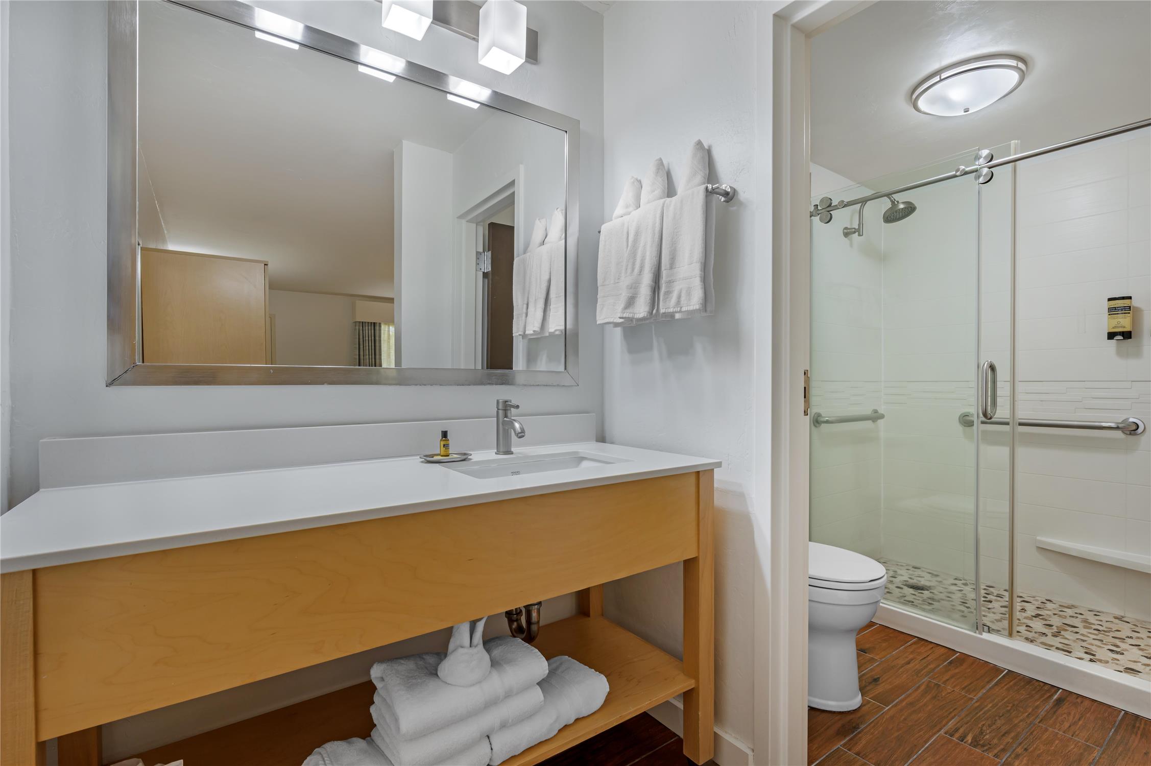 غرفة بسرير كينج بإطلالة على الفناء، Best Western Plus South Coast Inn 9/9