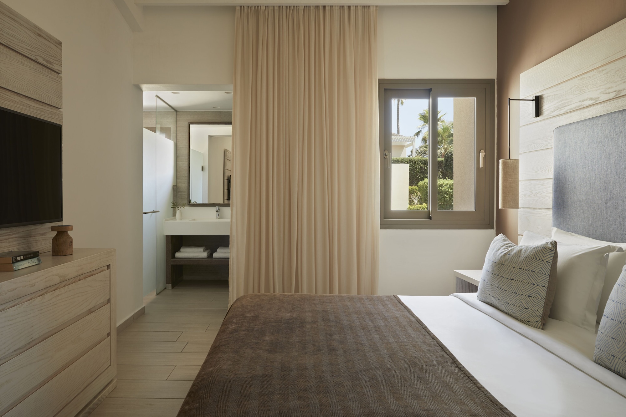 2 Bedrooms, Swim Up, Suite, 2 Queen Beds, Pool View, Sofa, Bungalow Area