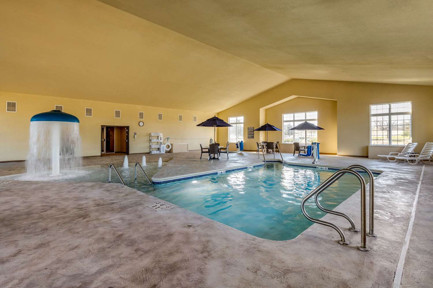 Comfort Suites Cedar Falls Industrial Park 20/34