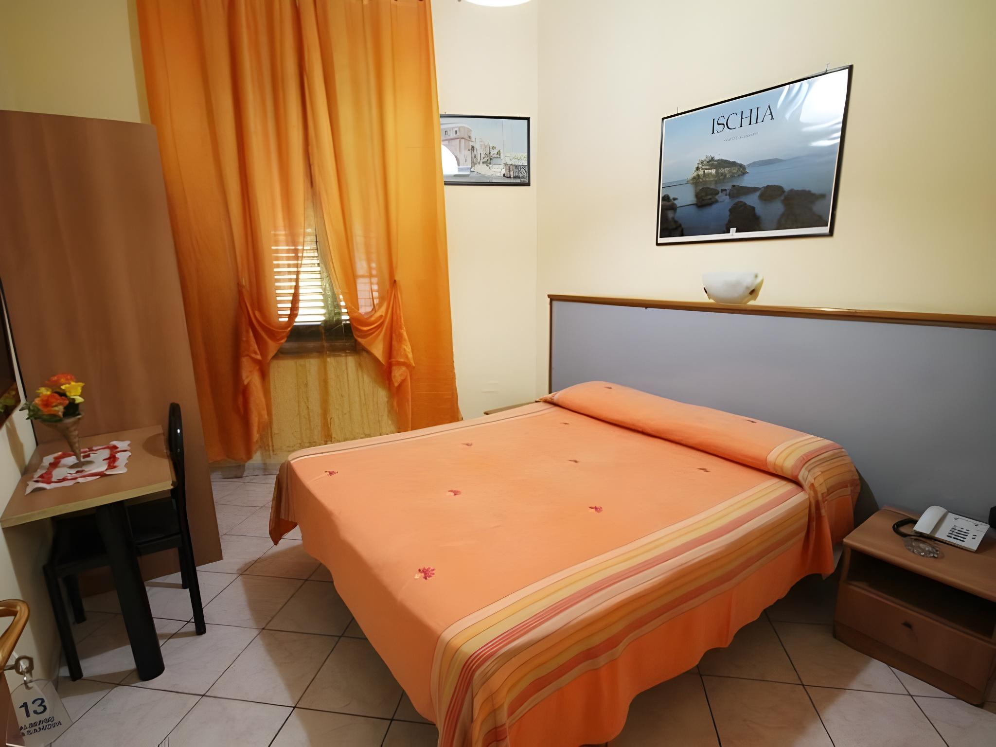 ROOM, DOUBLE BED
