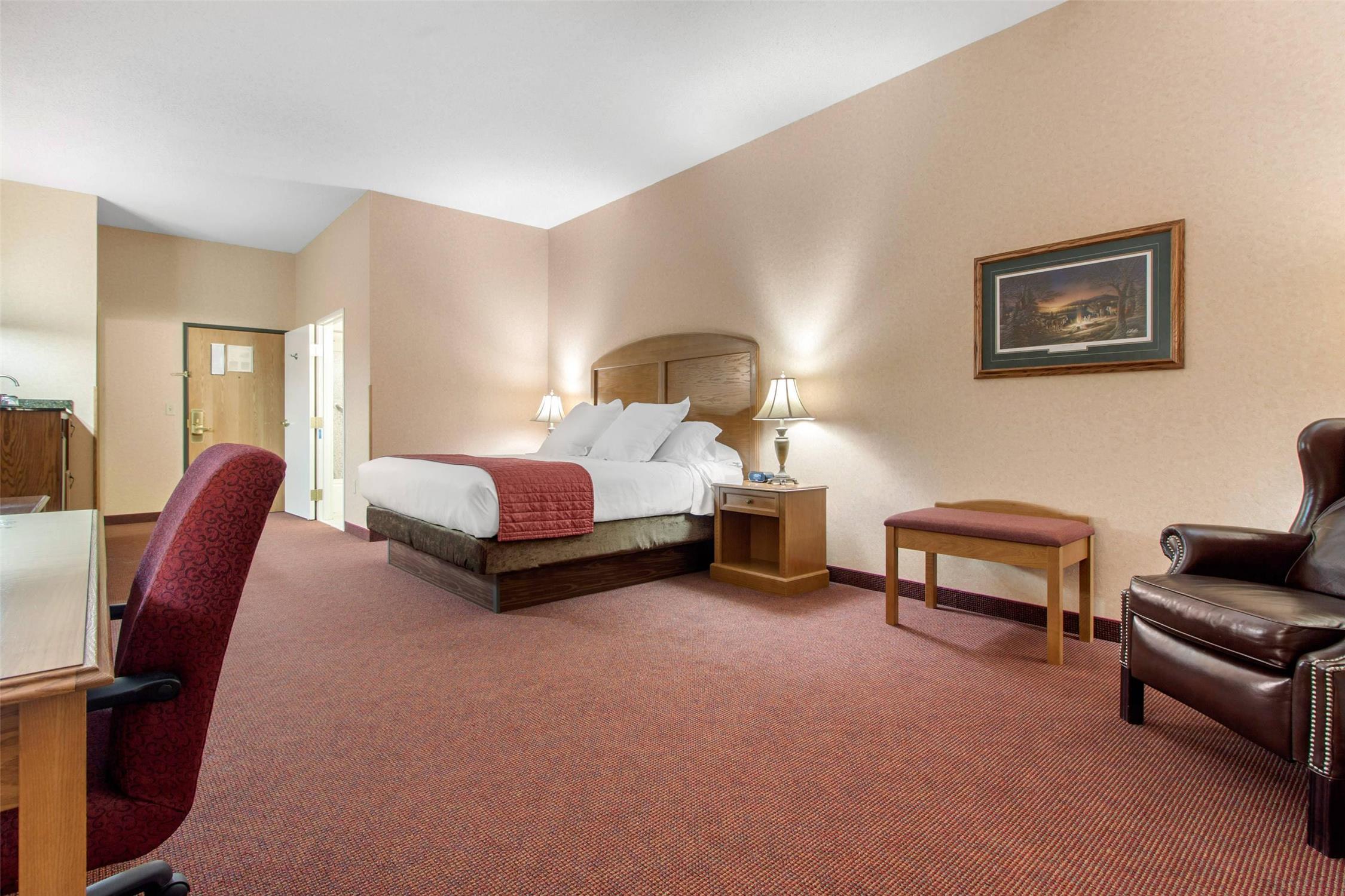 غرفة بسرير كينج لذوي الإعاقة، Norfolk Lodge Suites Ascend Hotel Collection 2/5