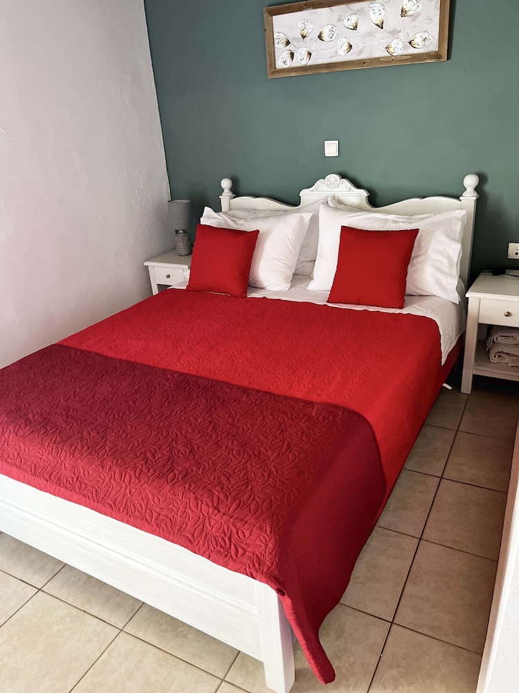 1 BEDROOM, ERATO, TRADITIONAL, SUITE, POOL VIEW, GARDEN AREA