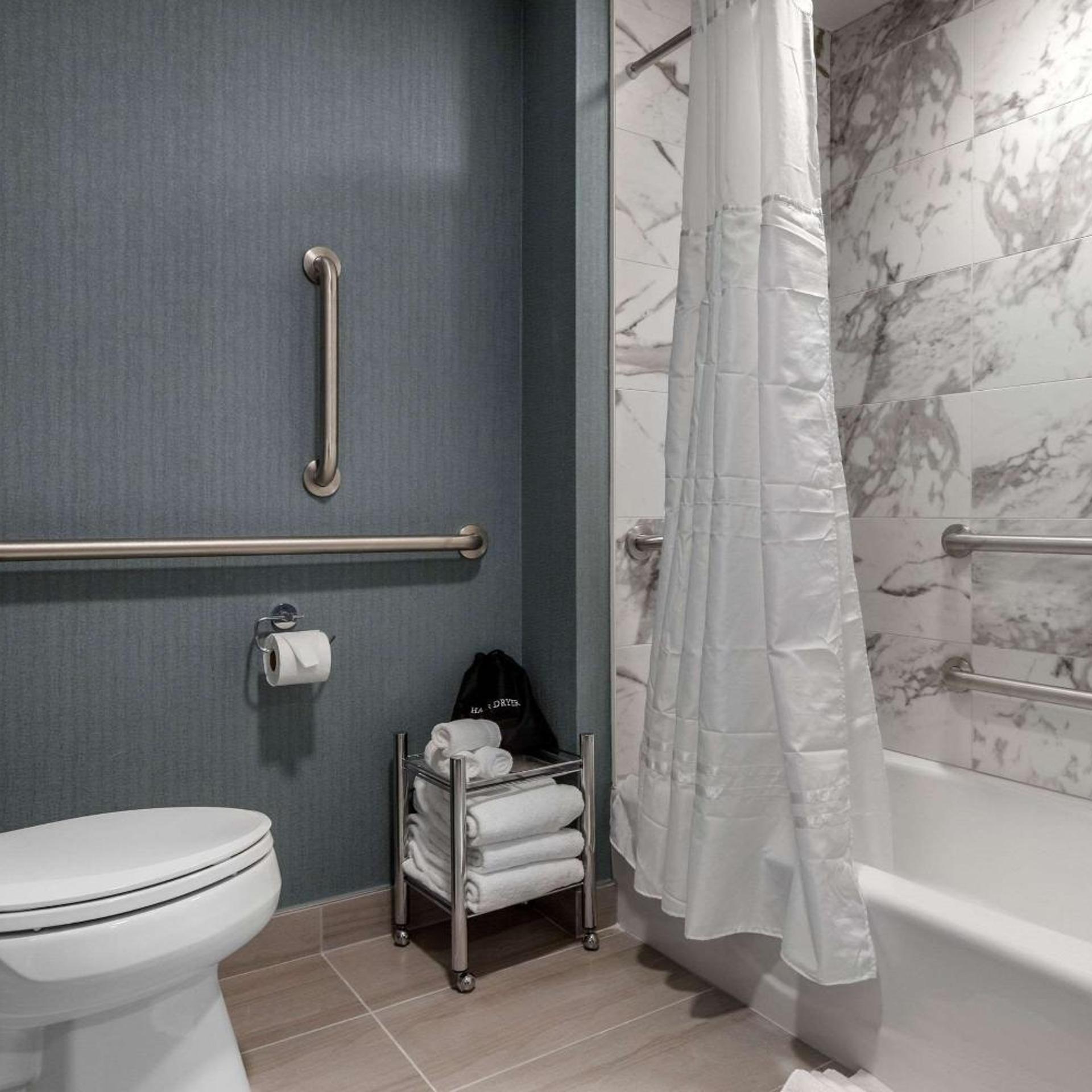Suite, 2 Queen Beds, Sofa, Accessible