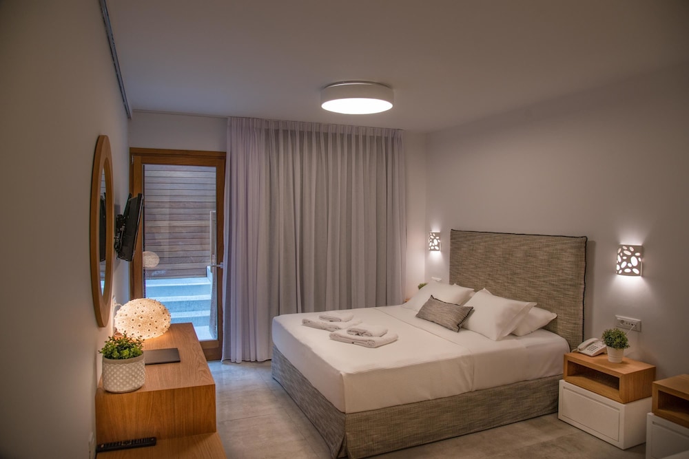HONEYMOON, SUITE, POOL AND SEA VIEW
