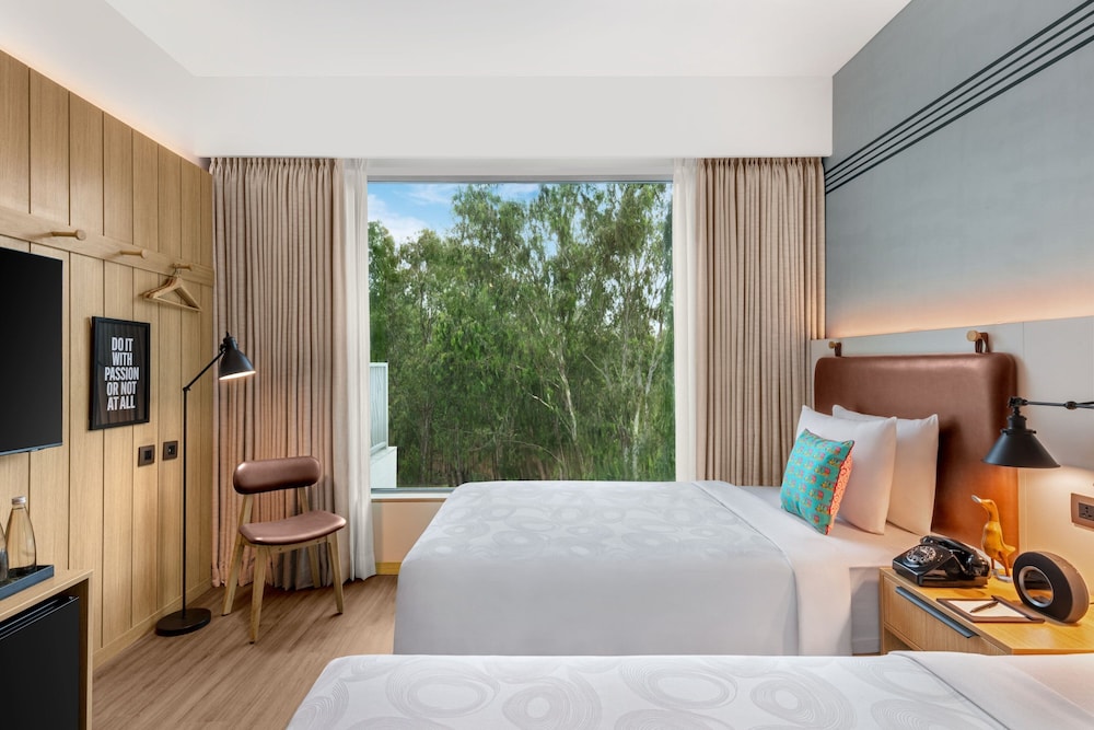 غرفة بسرير كوين بإطلالة على المدينة