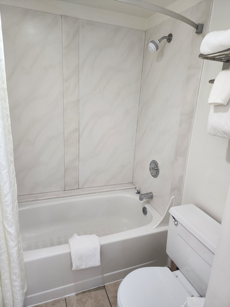 Alex Hotel and Suites Anchorage Airport 64/66