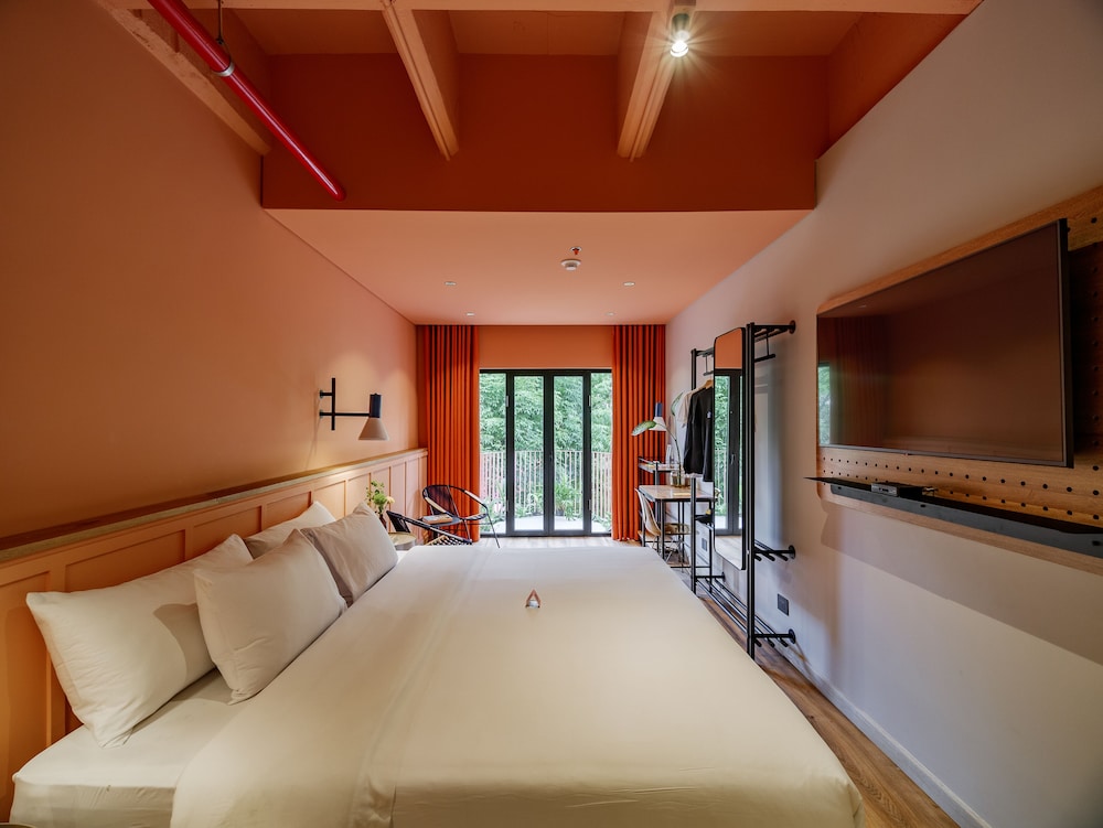 SUPERIOR, KING BED, BALCONY