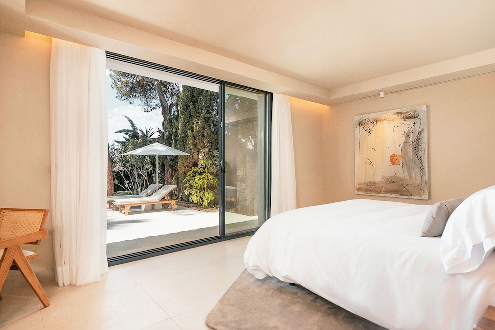 Host Villas & Suites 11/50