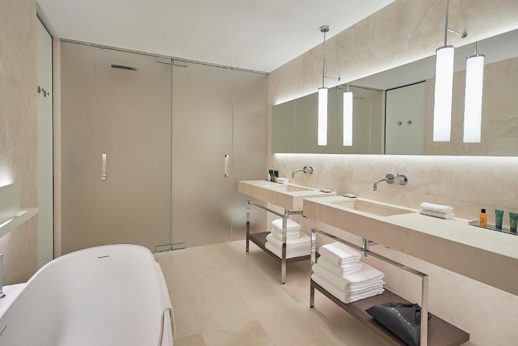 جناح جونيور بسرير كينج، Hilton Lake Como 5/5
