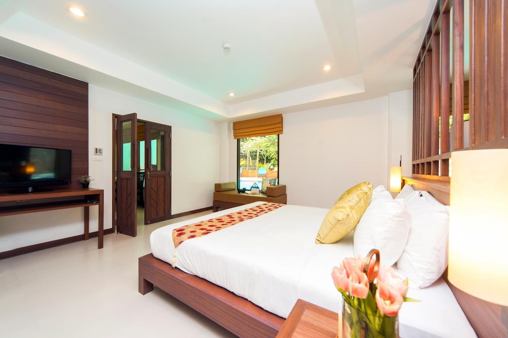 SUITE, POOL ACCESS