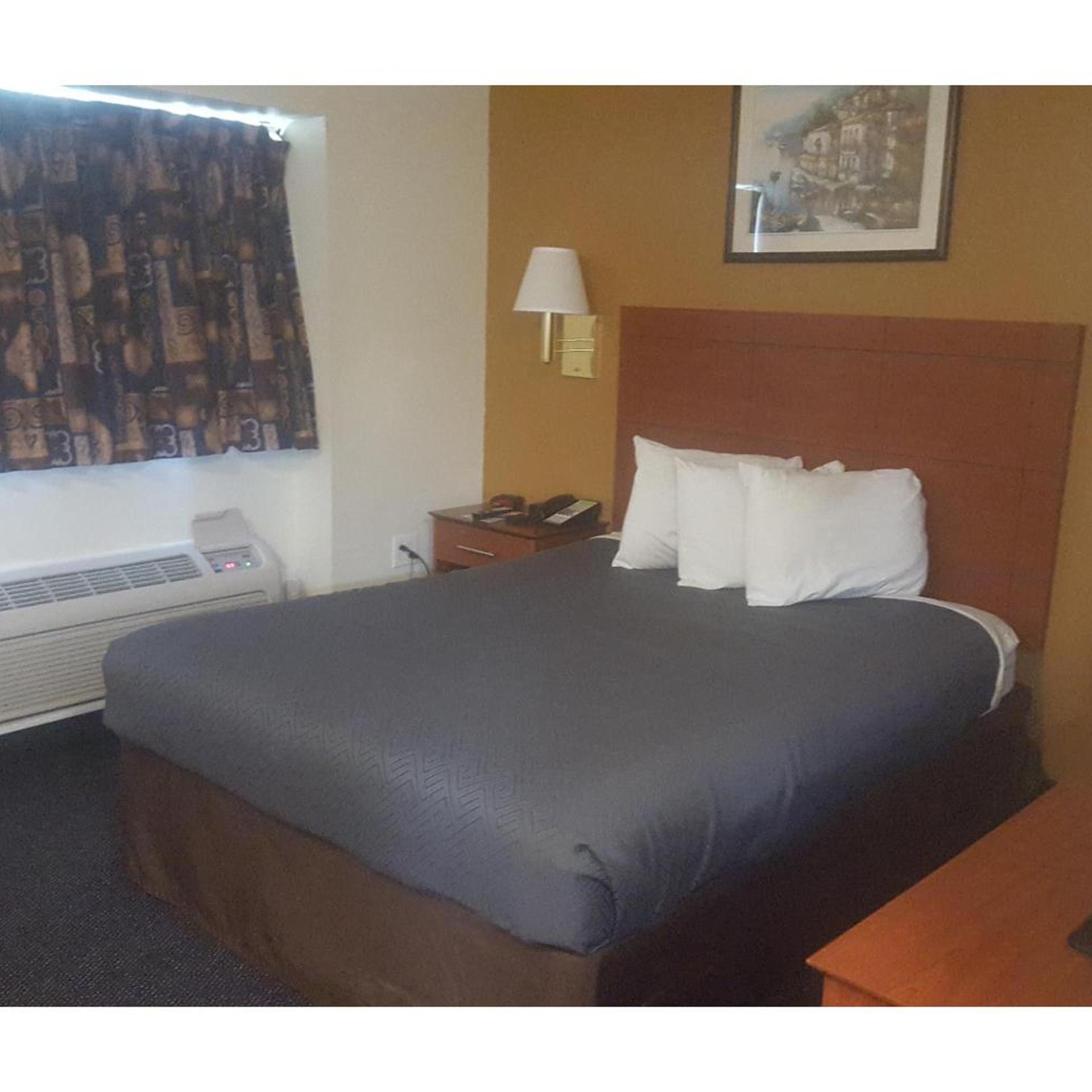 Room, King Bed, Smoking, Motel6 Richmond, VA - I-64 West 2/7