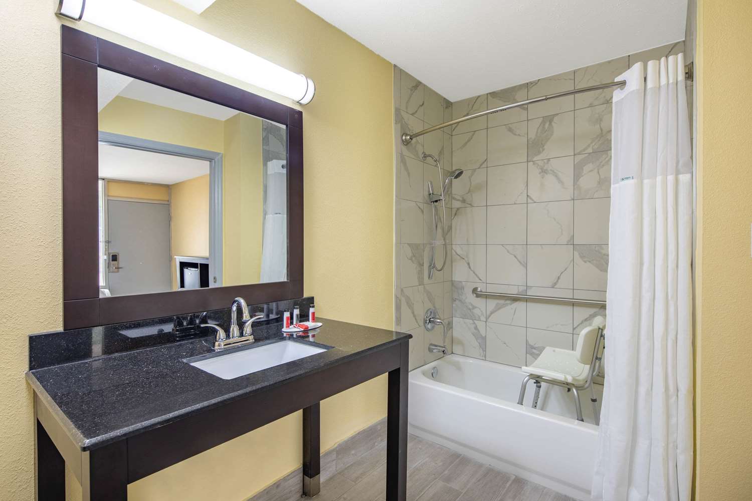 Days Inn by Wyndham Muscle Shoals 30/32