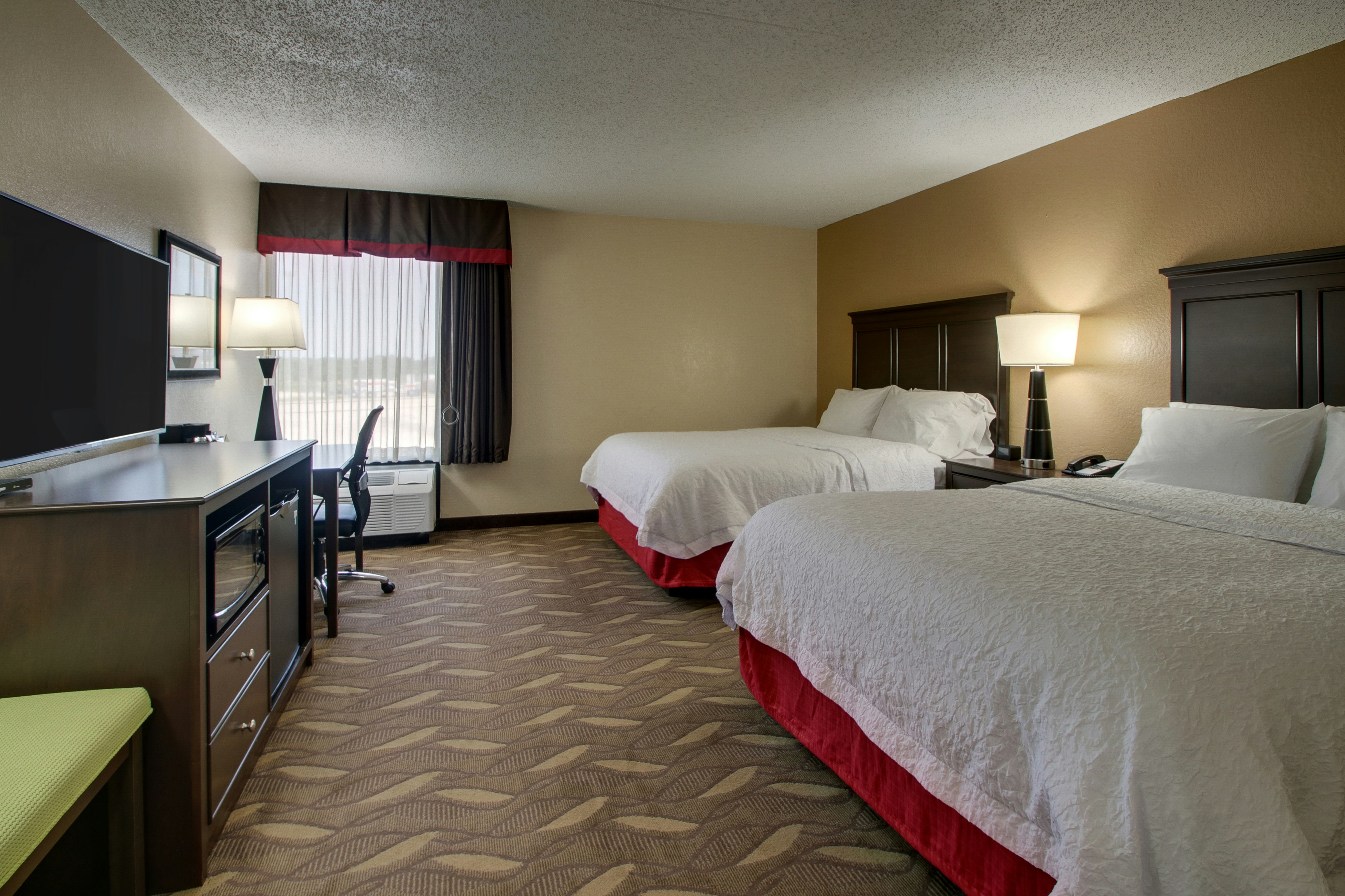 Hampton Inn Lebanon, MO 32/56
