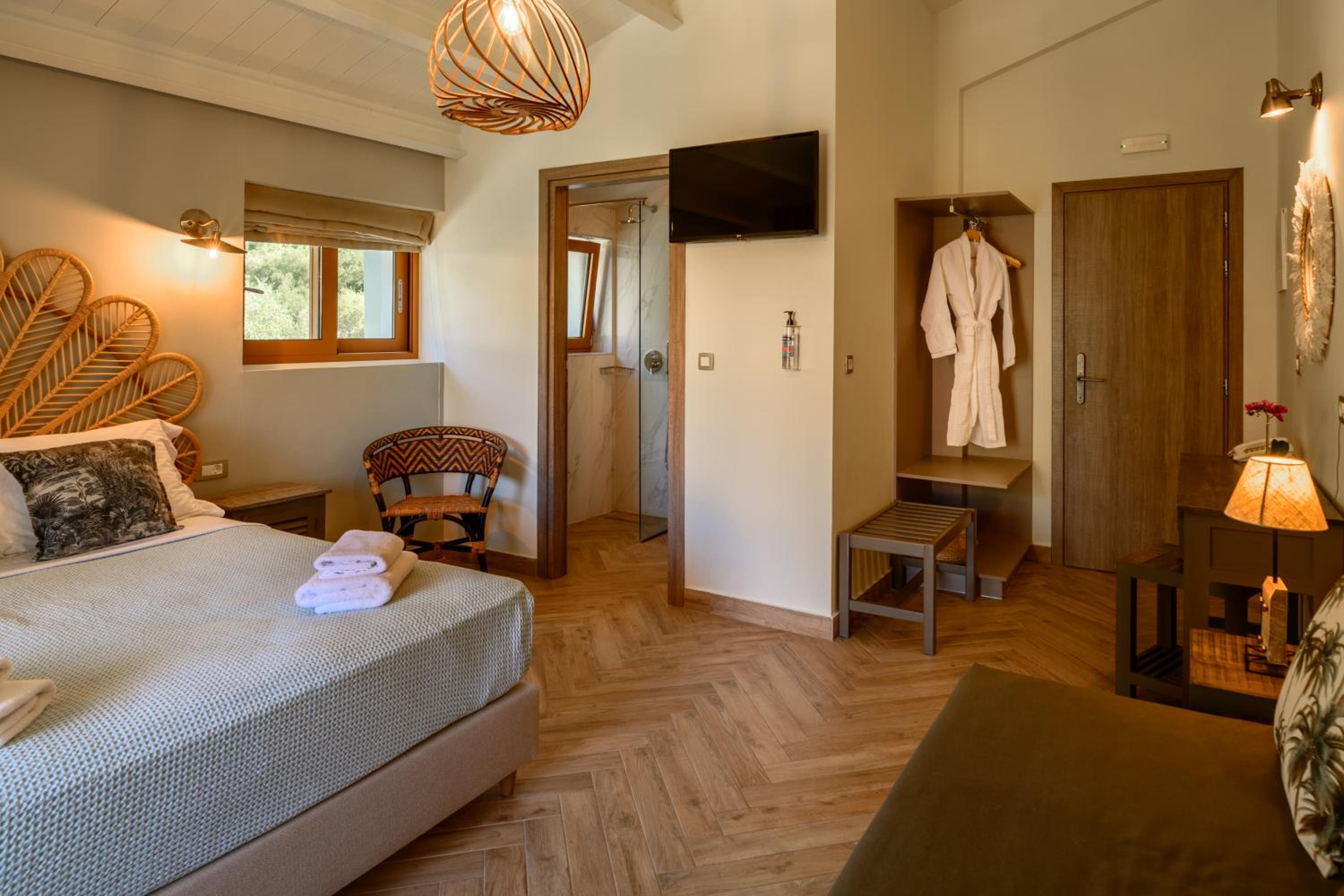Deluxe, Suite, Partial Sea View